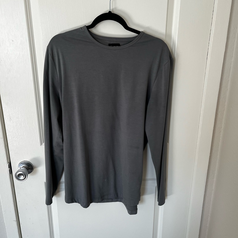Cuts long sleeve curve-hem tee
